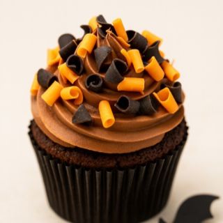 Halloween v čokoládovém stylu! Čokoládová kudrna 40g za 32,-Kč. Dodáte svým dortům, cupcakům nebo pohárům strašidelný...