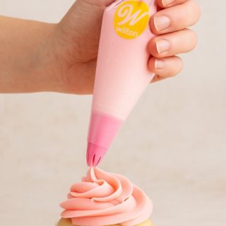 NOVINKA! Zdobte jako profík – snadno a čistě! Jednorázové sáčky Wilton + cukrářské špičky #1M (6 ks, 60,-Kč) mají už...