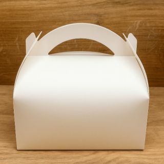 🎂 Bílá krabička na zákusky 18×10 cm za 10,-Kč. Jednoduchá, elegantní a ideální pro vaše domácí i profi pečení. Zabalte...